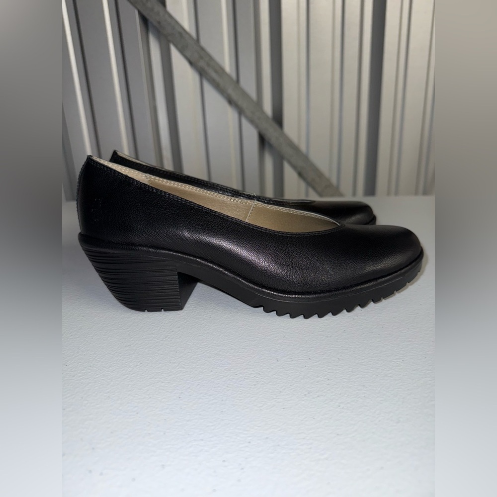 NWOT Fly London WALO MOUSSE BLACK CLASSIC PUMPS SHOES SIZE 40 ( 9.5 US )